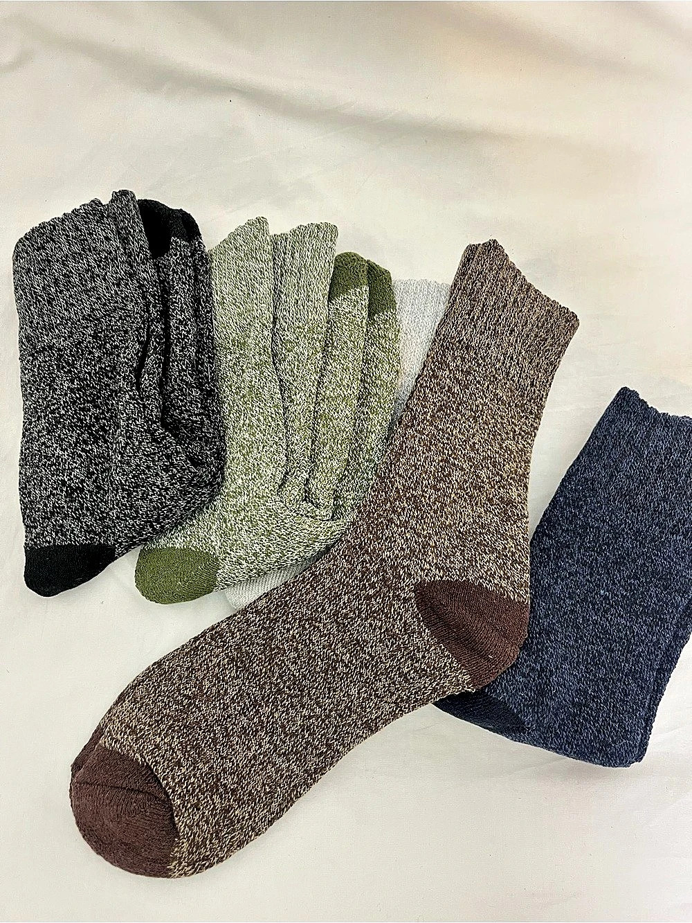 💛 Unisex 4 pack of Assorted Socks (Wool?)